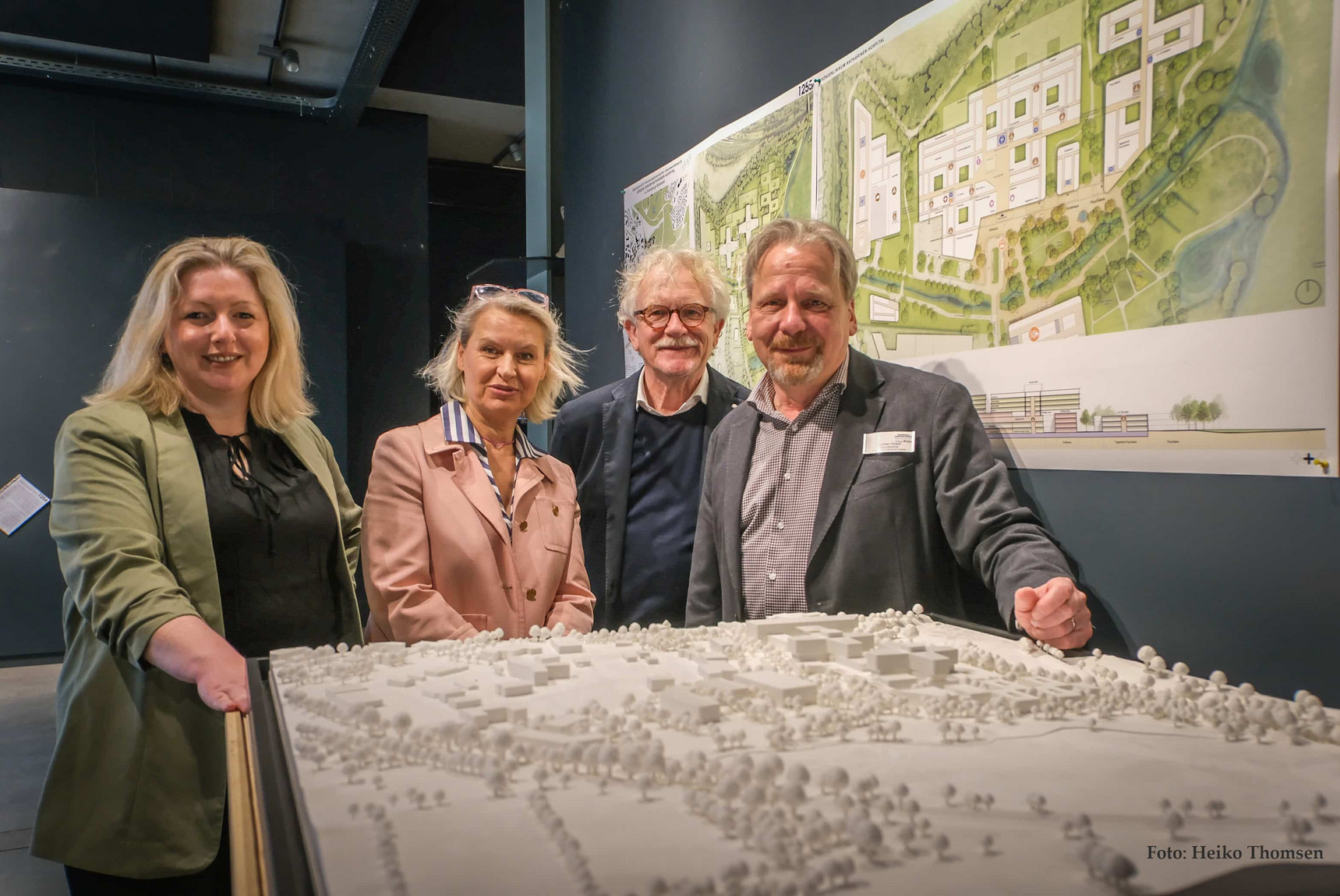 Freude über das Ergebnis des Wettbewerbs (v.l.): Rona Gördel (Pflegedirektorin DIAKO), Kerstin Ganskopf (Geschäftsführerin der Malteser Norddeutschland), Uwe Drost (wettbewerbsbetreuendes Büro Drost consult GmbH) und Thorsten Stolpe (Geschäftsführer Fördeklinikum Katharinen-Hospital)