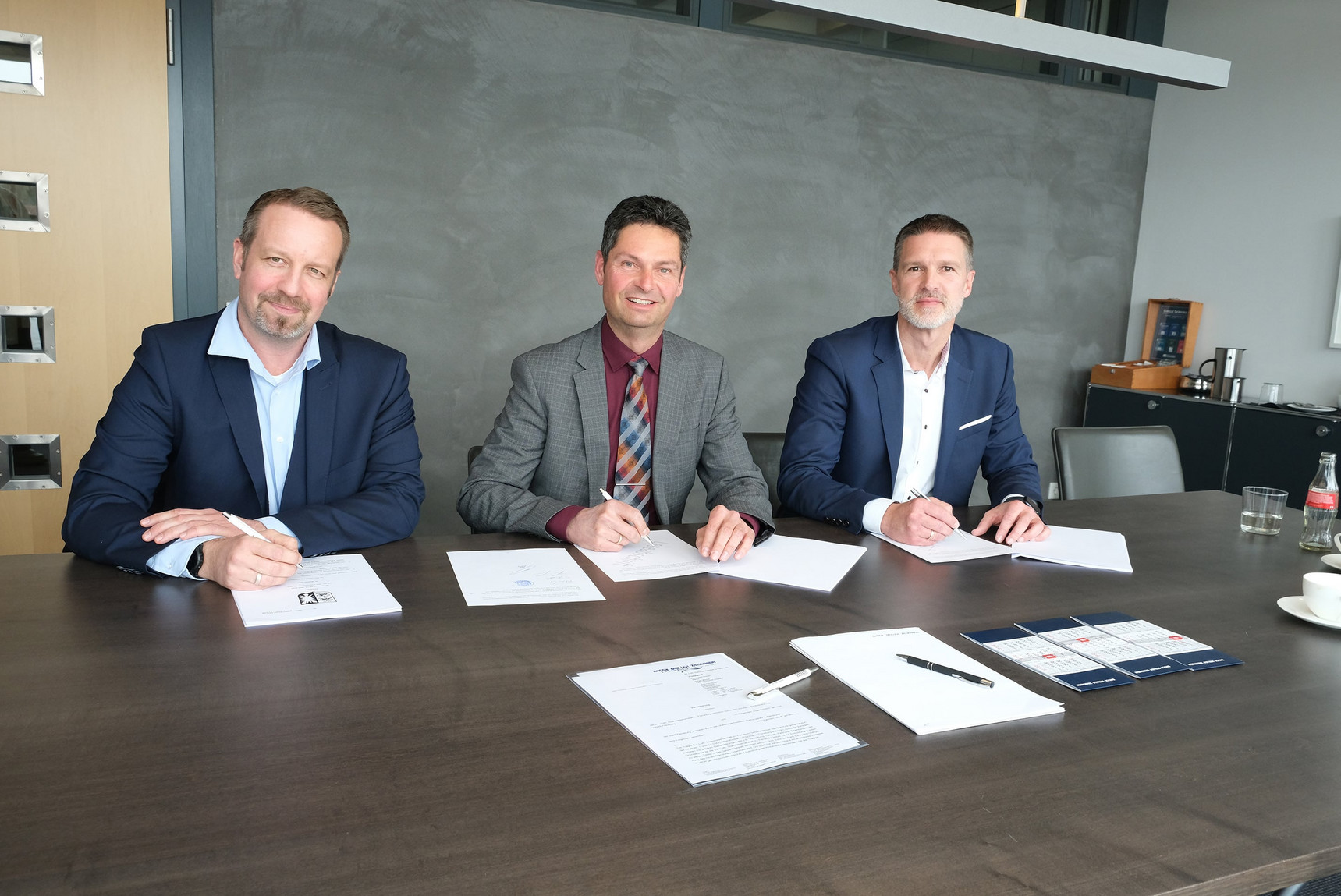 Torben Jürgensen, Fabian Geyer und Sascha Falk bei der Vertragsunterzeichnung